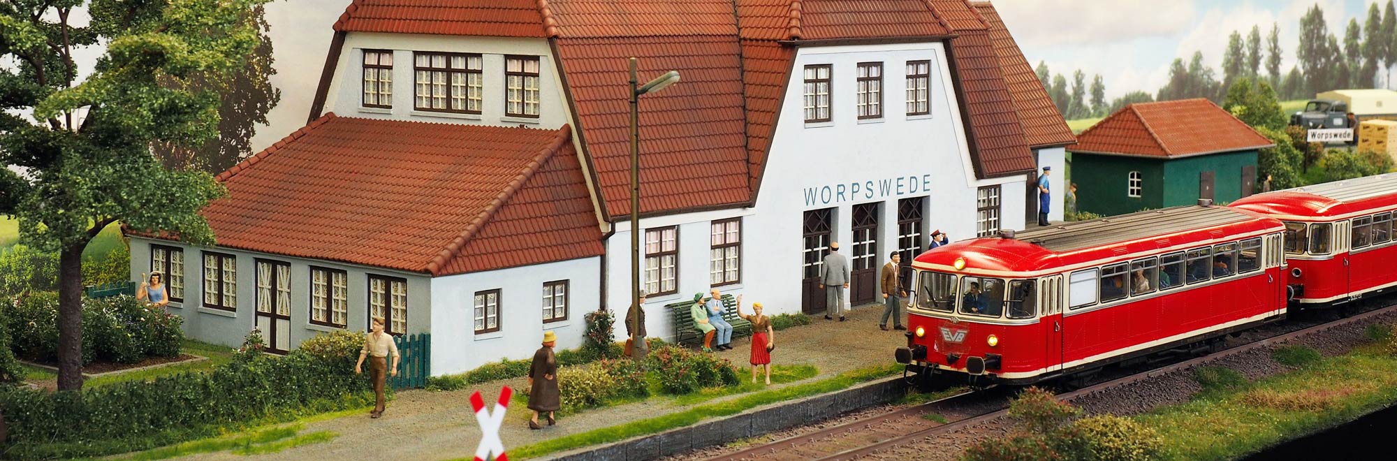 Bild einer Modelleisenbahn samt Miniaturbahnhof. Ausgestellt auf der Modell Leben der Messe Erfurt GmbH.